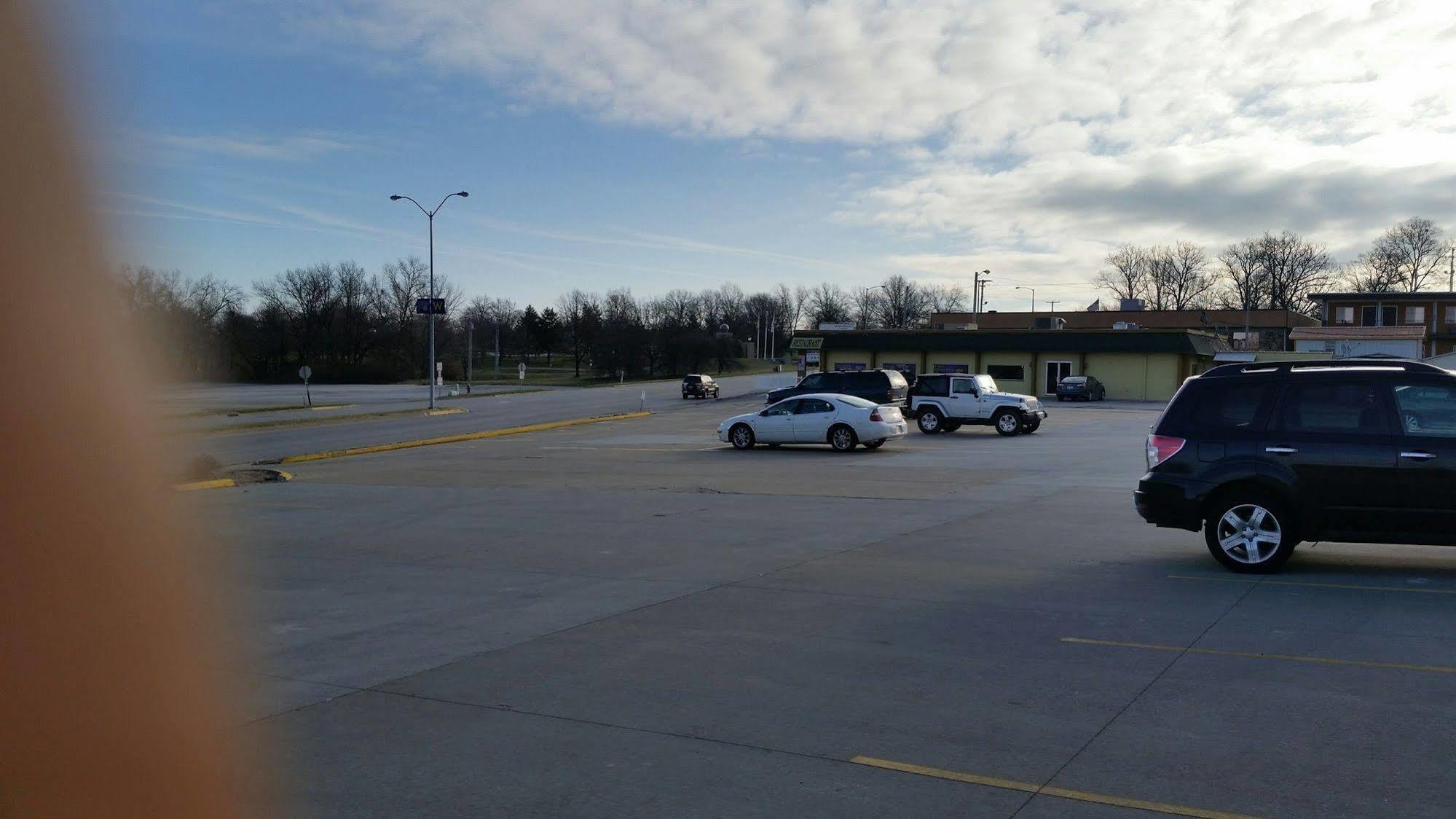 Super 8 By Wyndham Macomb Motel Exterior photo